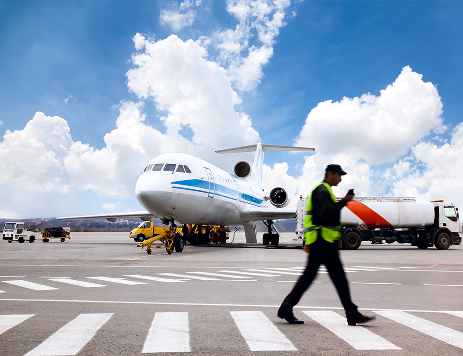 Aircraft,Maintenance,People,During,Refueling